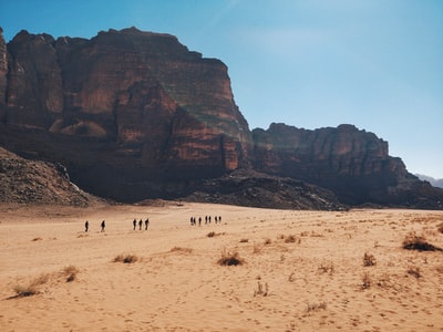 人走在沙漠白天
